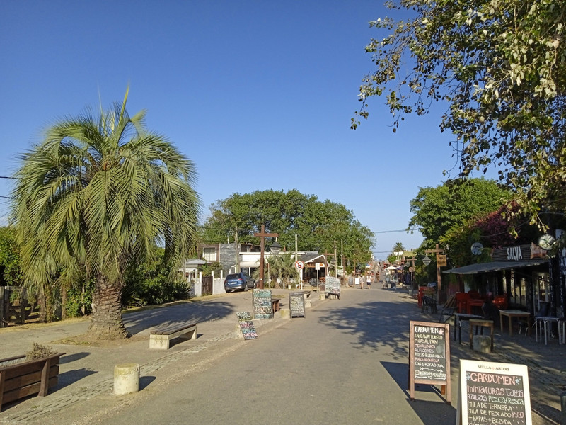 La Pedrera: Avenida Principal, la via pedonale verso la spiaggia 