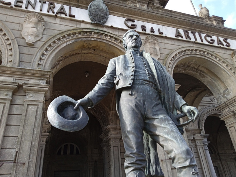 Montevideo: José Artigas fuori dalla vecchia stazione centrale 