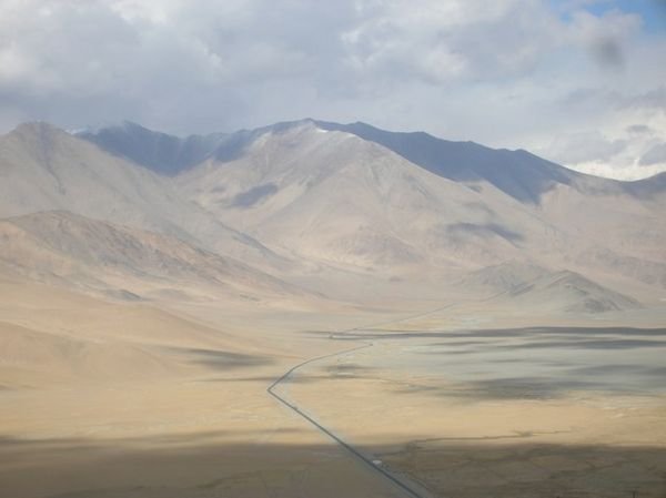 La Karakoram Highway attraversa l'altopiano del Pamir