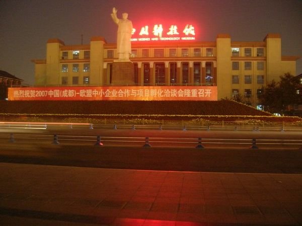 Chengdu: Piazza del Popolo e Mao che saluta
