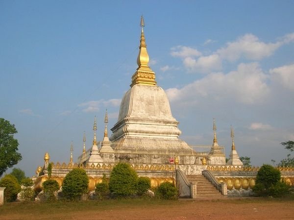 Oudomxai: stupa in cima alla collina