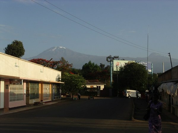Moshi: vista sul Kilimanjaro dalle vie del centro