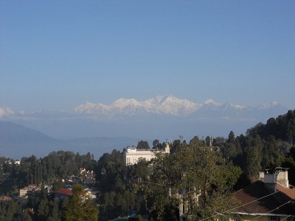 Il massiccio del Kanchenjunga si erge maestoso all'orizzonte