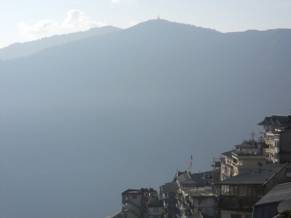 Le case di Darjeeling aggrappate precariamente alla collina