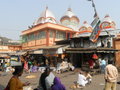 Scene di vita attorno al tempio di Kali