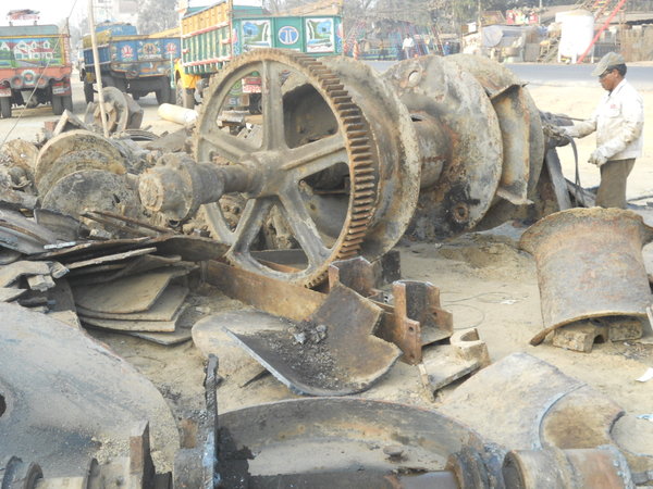 Chittagong: la demolizione delle navi prosegue ai bordi della strada