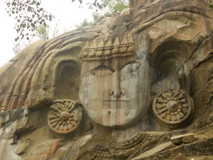 Unakoti: Shiva nella roccia