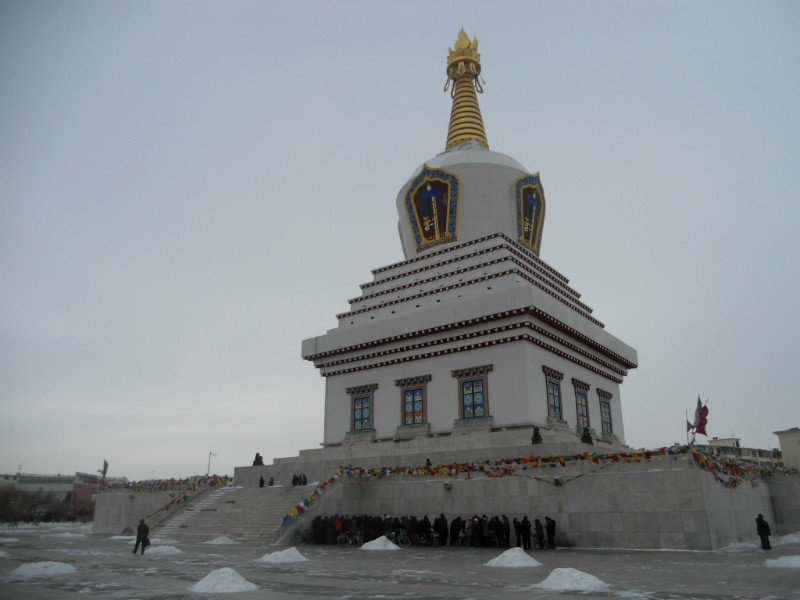 Hohhot: lo stupa e la gente che si ripara dal vento gelido