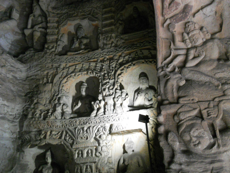 Yungang: l'interno decorato di una grotta
