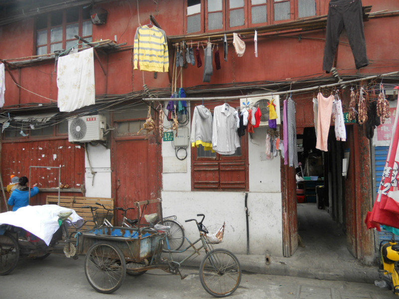 Shanghai: panni e polli stesi ad asciugare per le vie della citta' vecchia