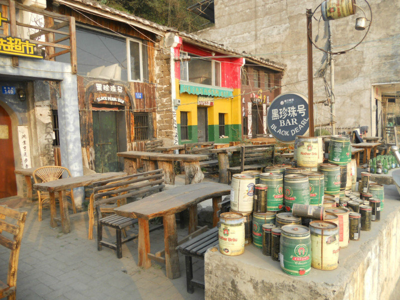 Isola di Weizhou: la via dei bar