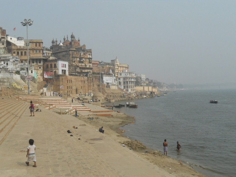 Varanasi: la citta' si estende lungo il fiume 