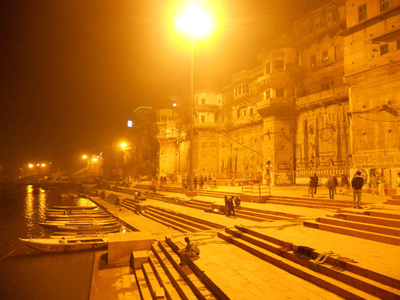 Varanasi: i ghats illuminati di notte
