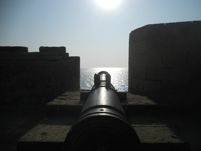 I cannoni del forte puntati verso il Mare Arabico