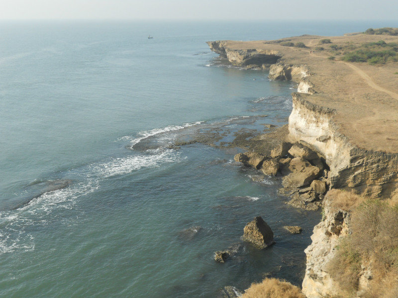 La costa rocciosa vista dal forte