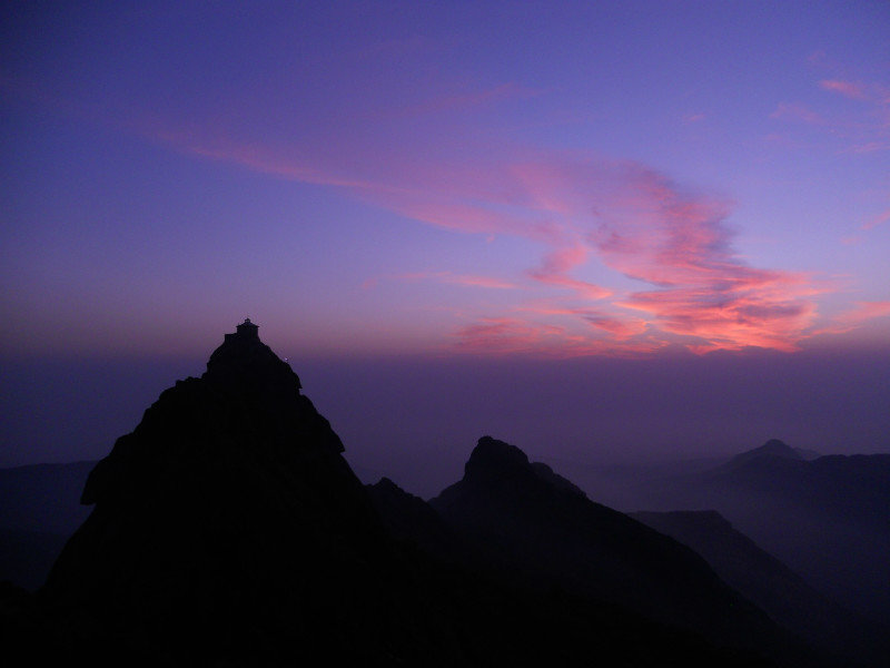 L'alba sui monti Girnar nei pressi di Junagadh