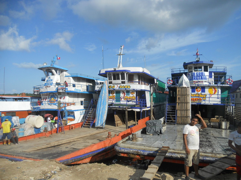 Navi in partenza al porto di Iquitos