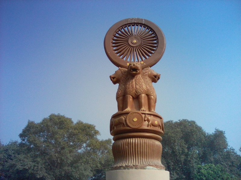 Capitello di Ashoka con ruota del dharma (riproduzione)