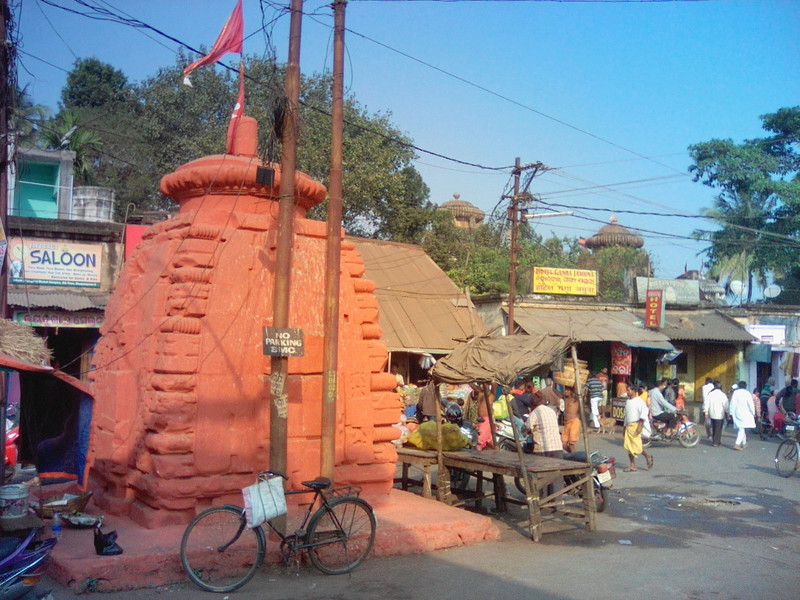 Bhubaneswar - un tempio in mezzo alla strada