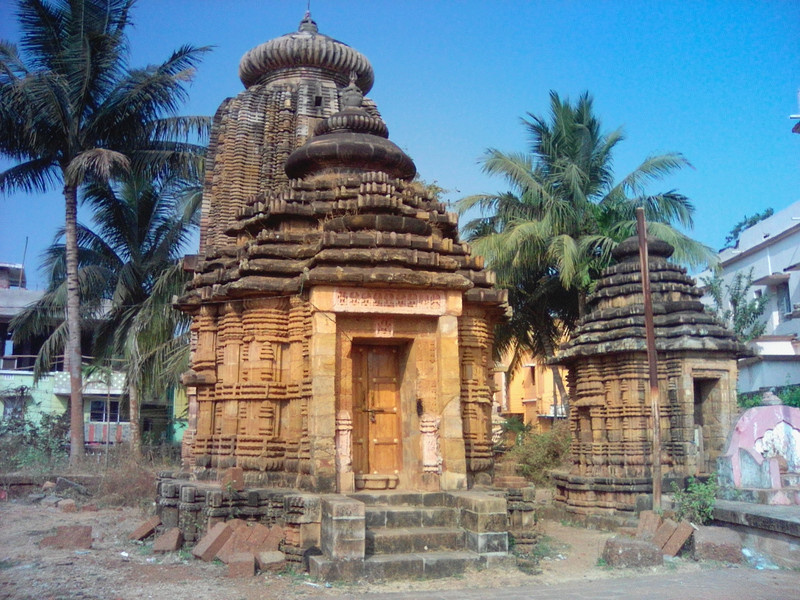 Bhubaneswar - due templi in un cortile