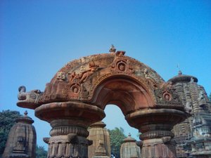 Bhubaneswar - l'arco d'ingresso al tempio di Mukteswara