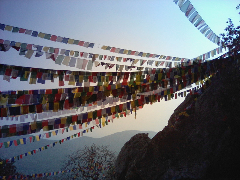 Rajgir - bandiere di preghiera sul Picco dell' avvoltoio