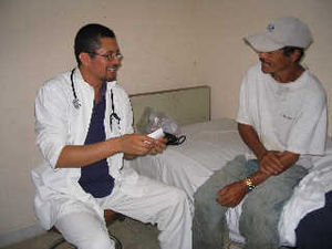 Honduran Dr. Wilmer talking with a Patient