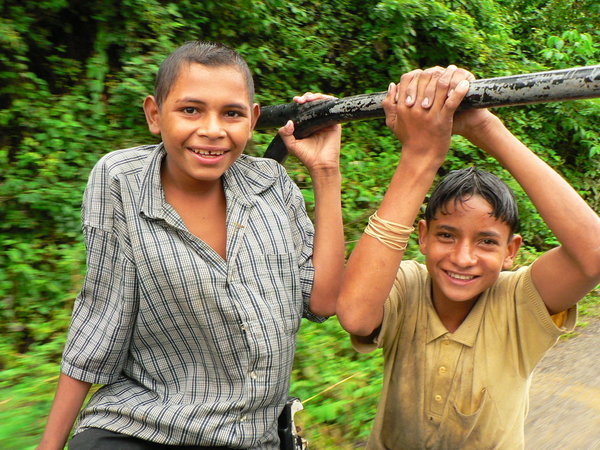 local kids near the rio cangrega