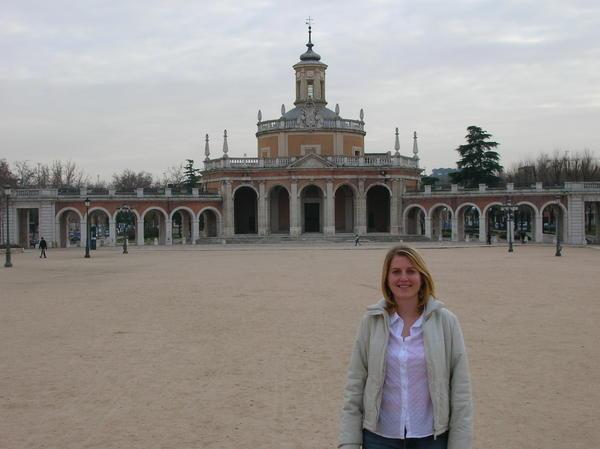 Lynne outside the Royal Palace in Aranjuez