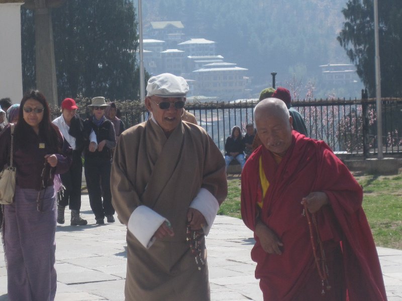 Locals & monks round the Chorten in a clockwise direction