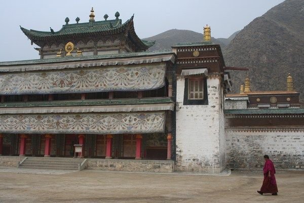 Eenzame monnik aan Labrang Monastery, Xiahe