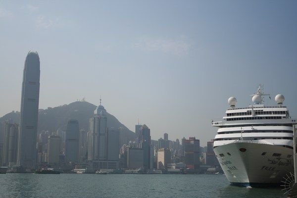 Zicht op Hong Kong Island vanaf Kowloon