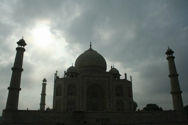 De Taj gehuld in moessonwolken