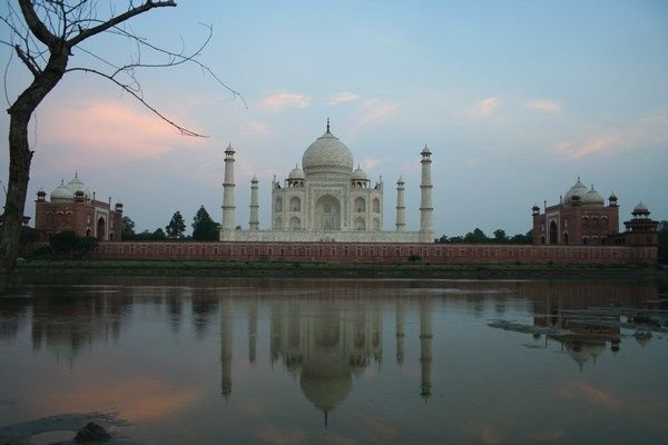 De Taj Mahal in bad