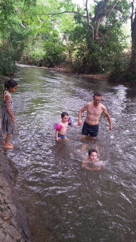 Met Dilmee zwemmen in de rivier