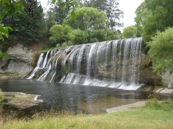 Rere Waterfall