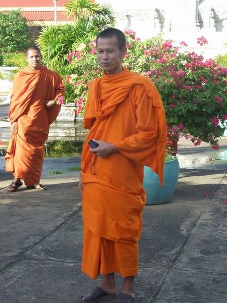 Buddyjscy mnisi, ktorych pelno na ulicach Phnom Pehnu.
