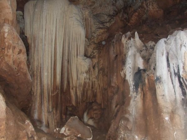 Nieziemskie wrecz ksztalty skal, w jaskini przyprawialy nas o gesia skorke.
