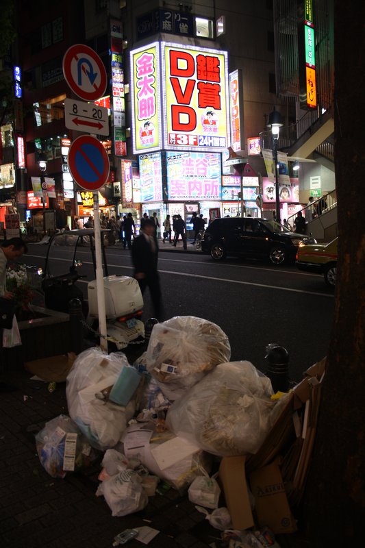 śmieci i neony w Shibuya