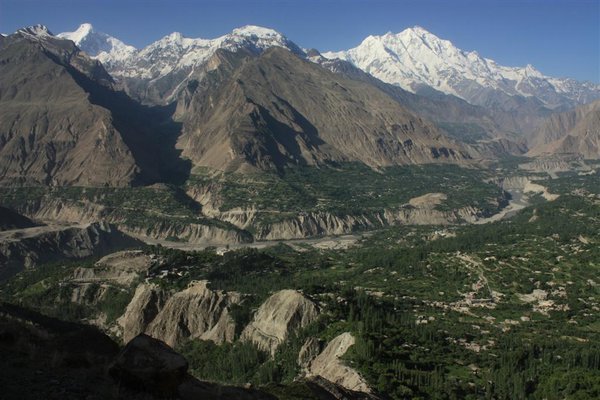 Rakaposhi (7788m) en Diran (7257m) steken boven de vruchtbare Hunza-vallei uit