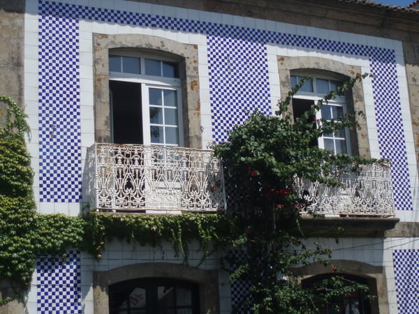 Cobados-fachada con azulejos