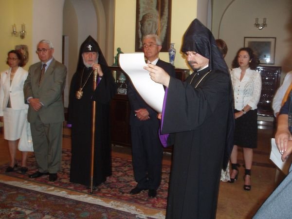 Award to Dr. Armenian by the Catholicos