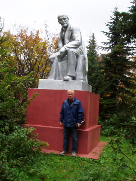 Tom and Lenin in front of the Herbarium
