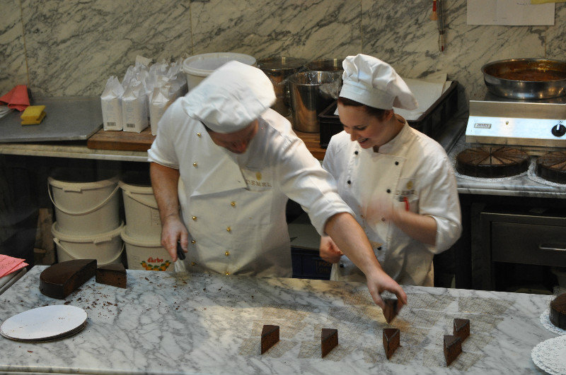 Preparing the sachet torte