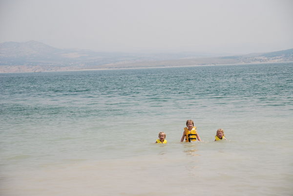 Elise, Simone and friend swimming