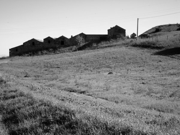 Abandoned farmstead on road to Tinchi