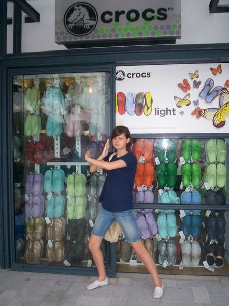 Bindy in front of the crocs store