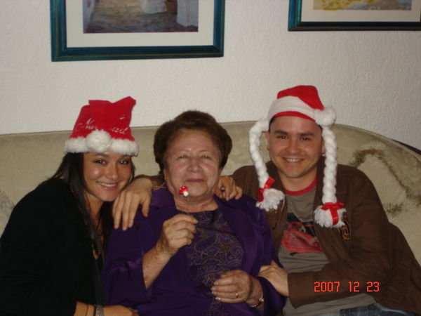 con mi abuelita y con mi hermanita