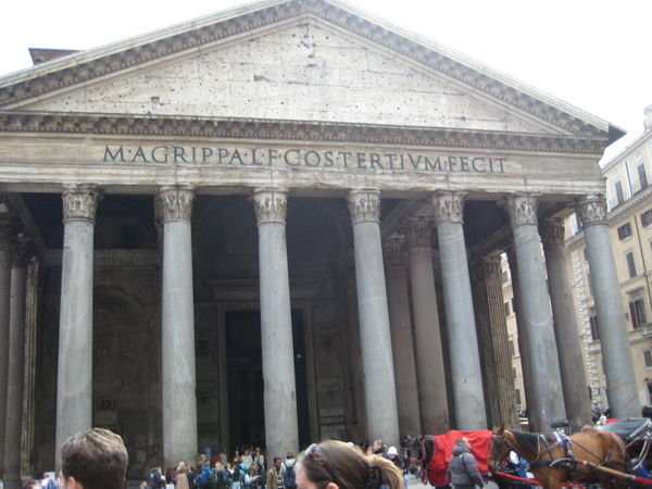 the fascade of the Pantheon