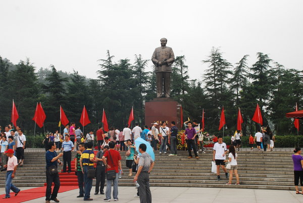 Statue being honoured in Shaoshan